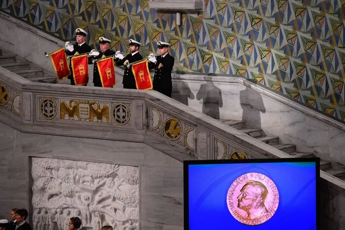 Dieses Abkommen mache Amerika "von Alaska bis Patagonien" zu einem "Kontinent des Friedens" sagte Santos. Nobeljurorin Berit Reiss-Andersen ehrte Santos bei der Preisverleihung im Rathaus am Samstag als "treibende Kraft in diesem Friedensprozess".