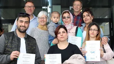 Aram Mohammadi, Initiator Mailänder, Painsi, Tahere Eshagi mit Sohn Iliya Jafari, Mahnaz Ramezani, Prinzinger, Samere Mosawi und Aygün Iskenderova bei der Zeugnisverteilung im BG Porcia in Spittal