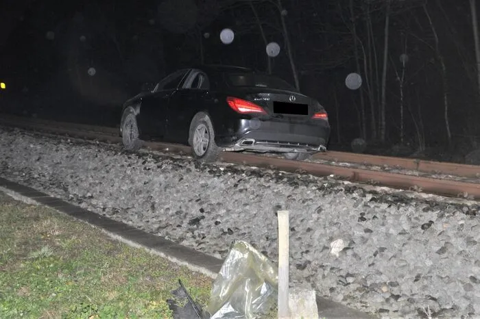 Der 27-Jährige war gegen 1 Uhr mit seinem Pkw auf der B70 aus Voitsberg kommend in Fahrtrichtung Köflach unterwegs gewesen, als er dann aus noch ungeklärter Ursache von der Fahrbahn abkam, das Auto kam auf den Schienen zu stehen.