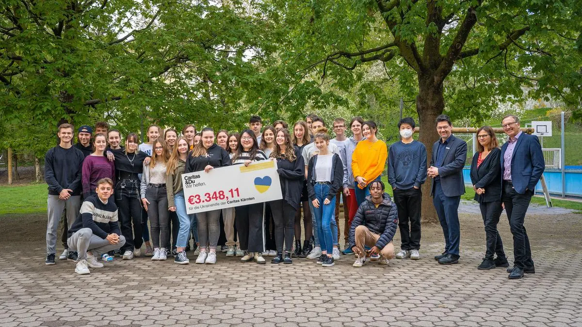 Schuldirektor Hans Omann (re) und Caritasdirektor Ernst Sandriesser sind vom Engagement der Schülern beeindruckt 