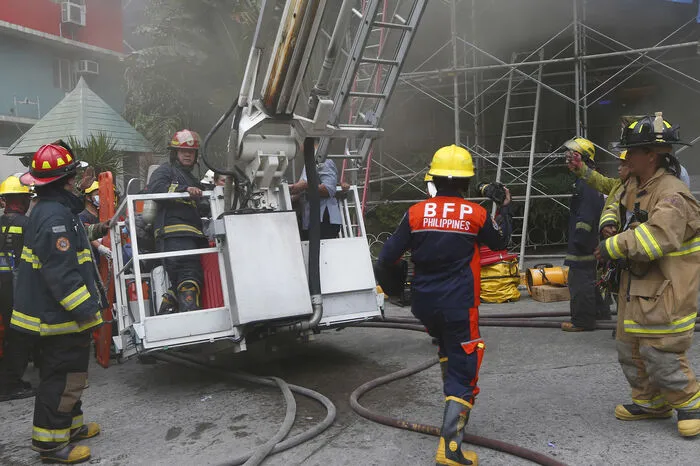 Die Feuerwehr rückte mit einem Kran aus.
