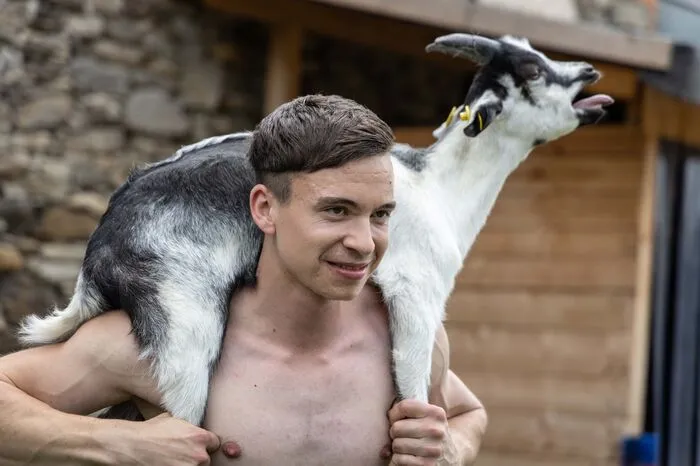Februar: Daniel, 25, Bayern Der ausgebildete Landwirt und angehende Agrartechniker bewirtschaftet einen Bio-Betrieb mit 40 Milchkühen und 40 Hektar Grünland ...
