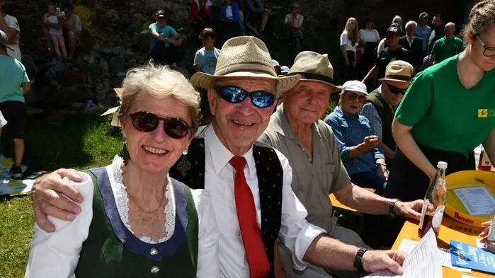 Zahlreiche Besucher folgten am Sonntag der Einladung zum „Singen auf der Burg“ auf der Burgruine Steinschloss in Mariahof. 