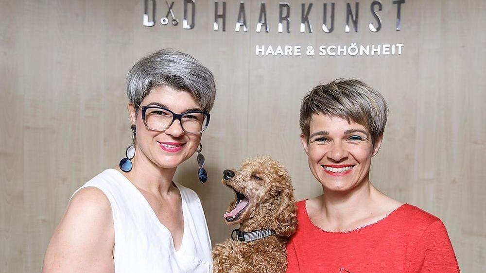 Die Schwestern Damaris (links) und Danja Gaberschek von &quot;D&D Haarkunst&quot; in Murau mit Hund Valentino