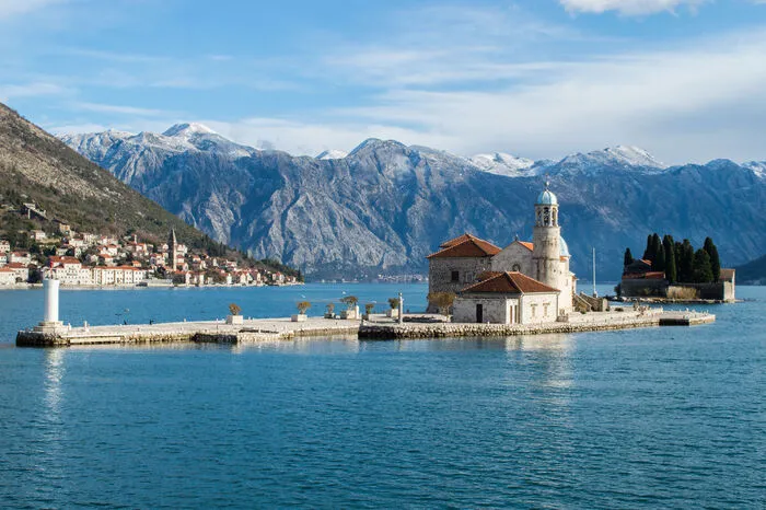Vor der Küste von Perast vor Anker liegt Maria vom Felsen, die Insel St. Marien.