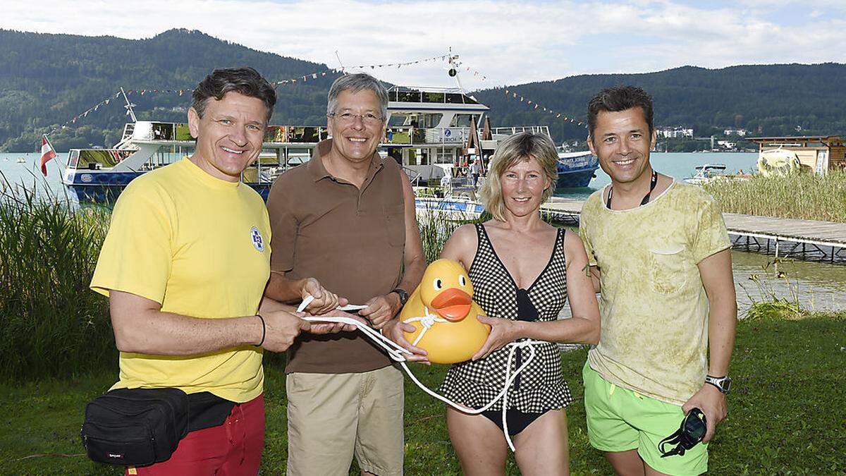 Wasserretter Sylvester Kraßnig, Peter Kaiser, Badegast und Andreas Pregl