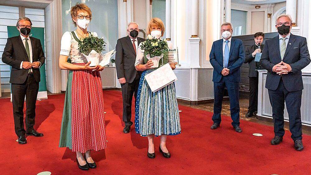 Andrea Ringdorfer (links) und Sylvia Schrempf nahmen in Graz die Auszeichnung entgegen