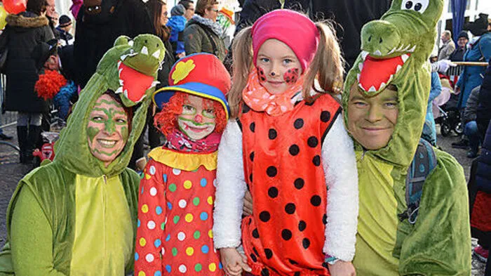Enni, Lilah, Nadine und Christian beim Kinderfasching am Hauptplatz in Villach