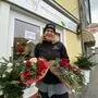 Michaela Knauder mit ihren selbst gebundenen Blumensträußen und Gestecken