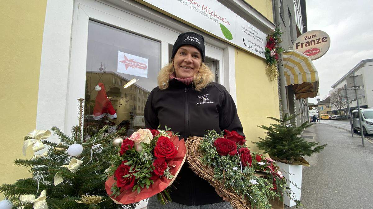 Michaela Knauder mit ihren selbst gebundenen Blumensträußen und Gestecken
