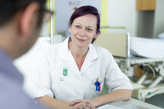 Fachkräfte in der Pflege haben viele Aufgaben | Ein neuer Ansatz soll den stationären Bereich entlasten. Dafür braucht es jedoch die entsprechenden Fachkräfte