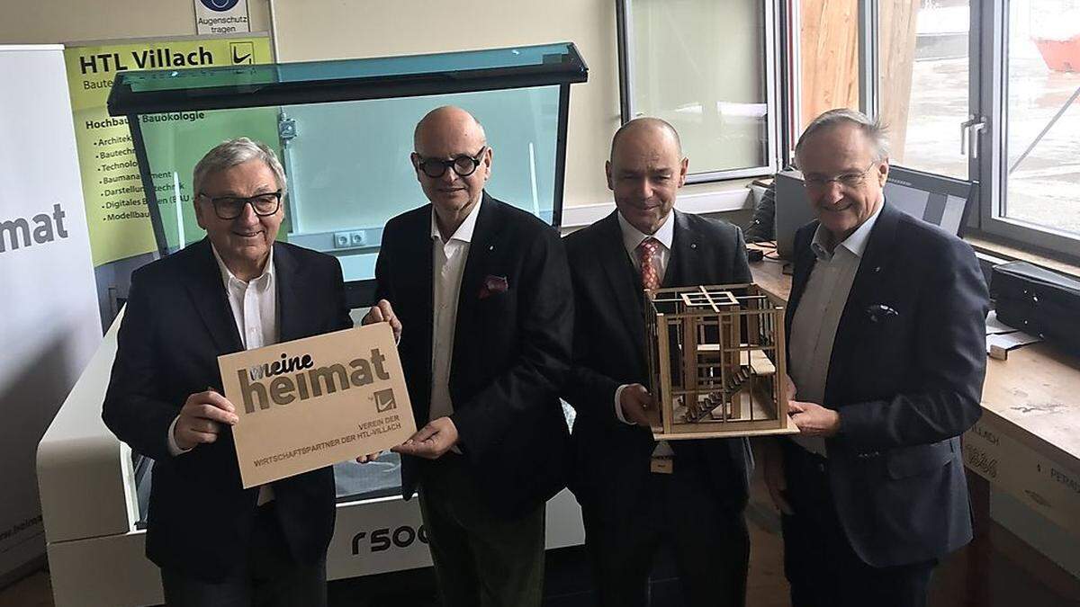 Vorstandsvorsitzender Helmut Manzenreiter, Direktor Peter Kusstatscher, HTL-Abteilungsvorstand Gerhard Alberer und Meine-Heimat-Geschäftsführer Oskar Seidler mit Werken, an denen der Laser-Cutter maßgeblich beteiligt war