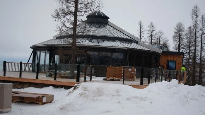 Blick auf das Panoramarestaurant "Oben", wenn man von der Bergstation der Kabinenbahn herauskommt