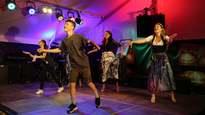 Die Tänzer der Dance Industry begeisterten mit ihrer temperamentvollen Präsentation der Mode. 