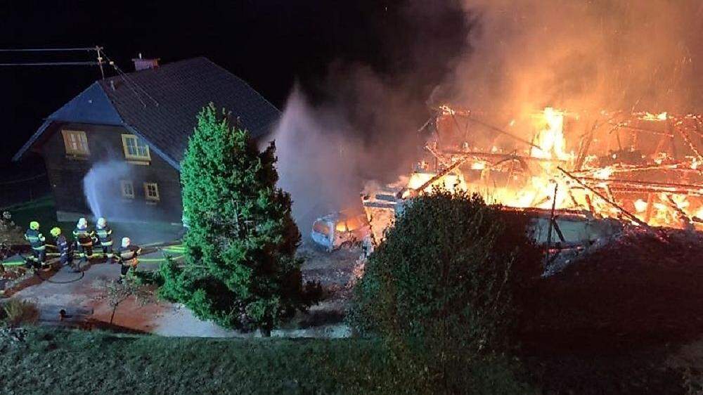 Auch das Wohnhaus war von den Flammen bedroht