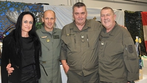 Abschied in Aigen: Andreas Schröding, Heimo Maringer, Kasernenkommandant Udo Koller mit Frau Alexandra (v. r.)