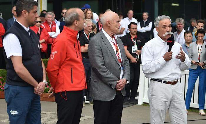 Formel-1-Boss Chase Carey (rechts) verkündet die Absage