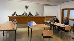 Bereits im Vorjahr trafen sich die Gemeindemitarbeiterin und Bürgermeister Gerhard Oleschko (TK) vor Gericht