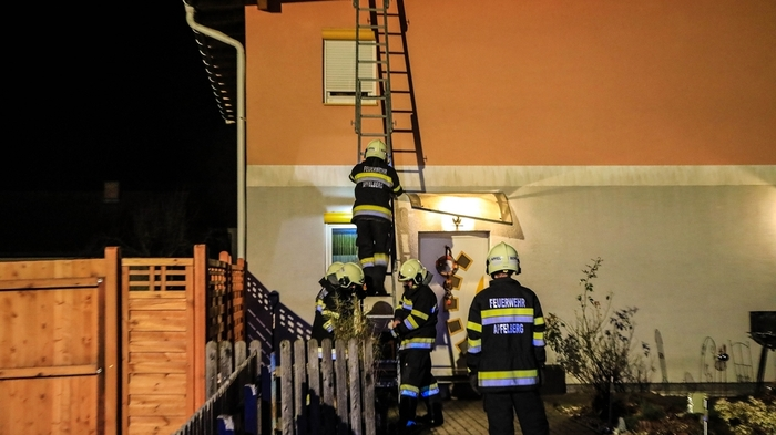 In der Nacht auf Dienstag fegte ein Föhnsturm über das Murtal und bescherte den Einsatzkräften eine unruhige Nacht. In Apfelberg deckte er gegen 22.20 Uhr einen Teil eines Daches von einem Einfamilienhaus ab.