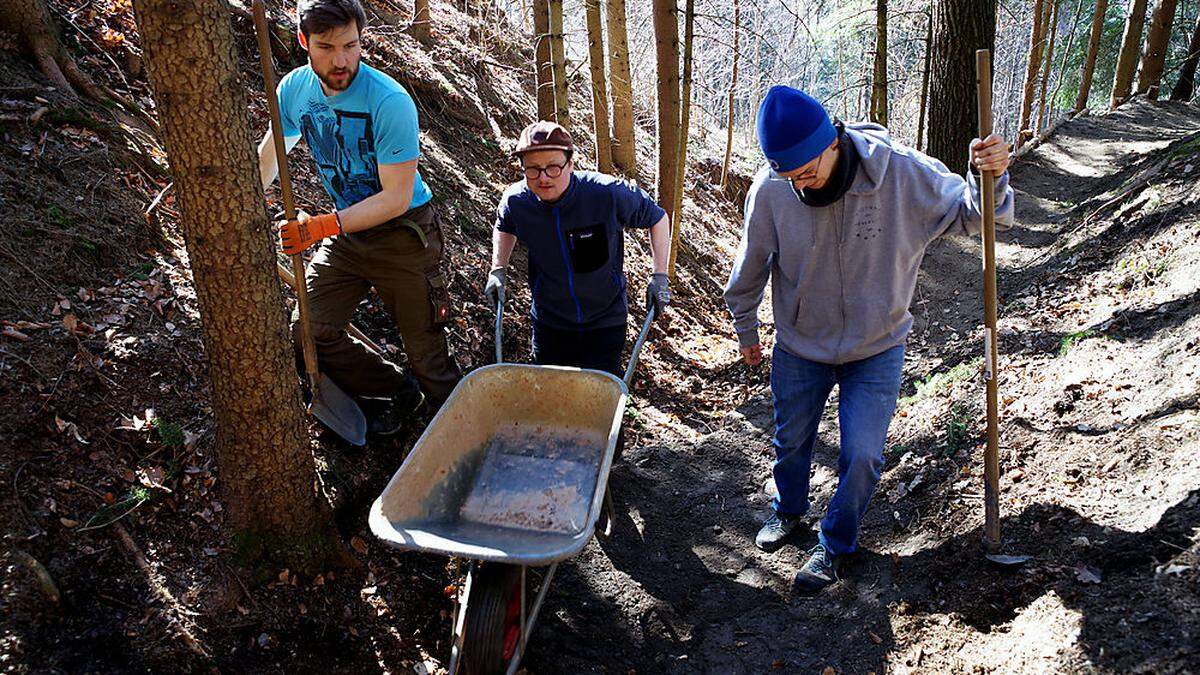 Die Do-Biker tauschen ihre Mountainbikes gegen Schaufel, Krampen und Scheibtruhe ein