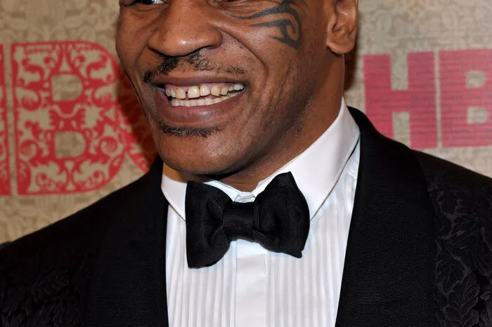 Nein, mit Box-Star Mike Tyson hatte Pitt nie etwas, dafür aber mit dessen Ex-Frau Robin Givens. Der Boxer soll die beiden gar einmal in Flagranti erwischt haben.