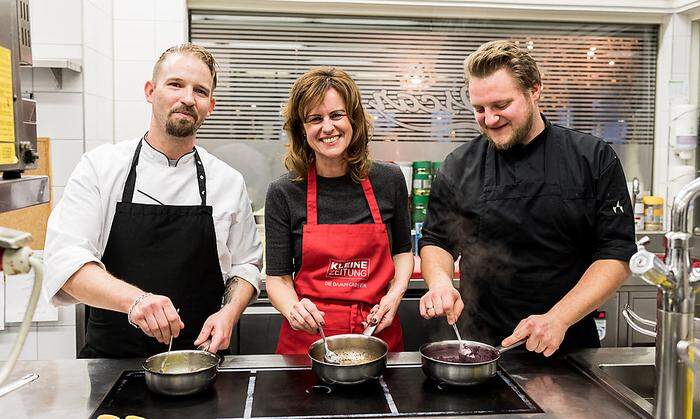 Chefkoch Bernd Thaller und Souschef Markus Pichler kochen mit Susanne Kuttnig-Urbanz
