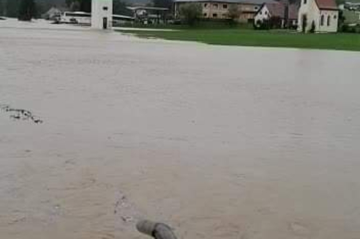 ... und überschwemmte Straßen, Äcker und Wiesen. Starker Wind entwurzelte zudem Bäume, die auf Stromleitungen krachten, wodurch es zu Stromausfällen kam.