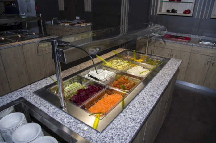 Das Restaurant bietet täglich frische Speisen an.