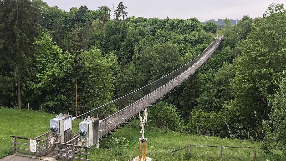 Die Hängebrücke St. Luzia führt über den 60 Meter tiefen Feistritzgraben