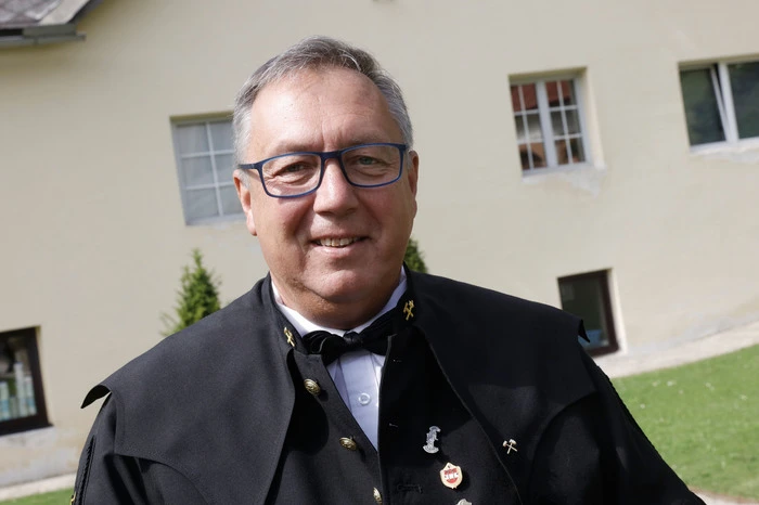 Christian Berger, Vizebürgermeister a.D. aus Eisenerz, hielt die Laudatio für den Eisenerzer Bürgermeister Thomas Rauninger bei dessen Ledersprung.