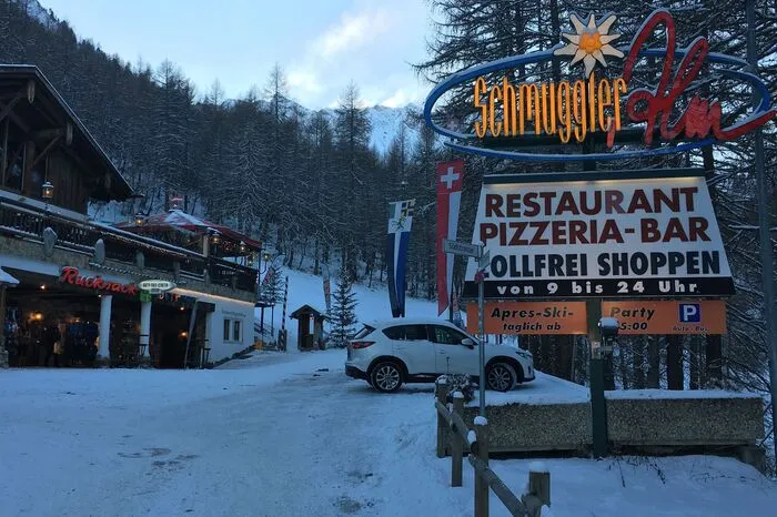 Eine Institution ist die urige „Schmuggler-Alm“, wo originelles Schmugglerbier aus dem Zapfhahn läuft und zum Après-Ski lädt. Und wer auf den Pisten die markierten „Checkpoints“ in der richtigen Reihenfolge abfährt, erhält als Wochensieger einen Schmugglerrucksack. Das ordnungsgemäße Absolvieren wird mit GPS überwacht.