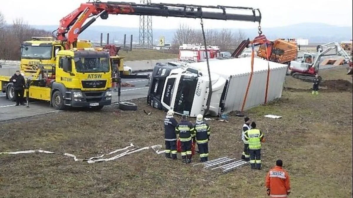Die Bergung des Lkw gestaltete sich aufwändig