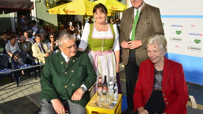 Karl und Therese Schwarzenberg mit der Zweiten Landtagspräsidentin Manuela Khom und Bürgermeister Thomas Kalcher