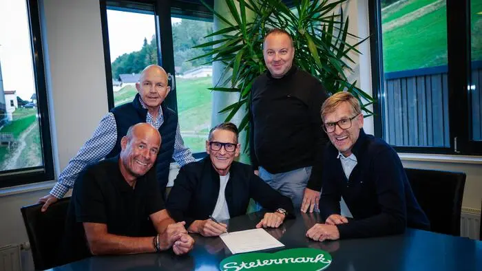 Vertragsunterzeichnung an der Planai: Klaus Leutgeb (Mitte) mit Klaus Hofstätter (Hauser Kaibling), Peter Weichbold (Planai), Daniel Berchthaller (Reiteralm) und dem Aufsichtsratsvorsitzenden Michael Krainer