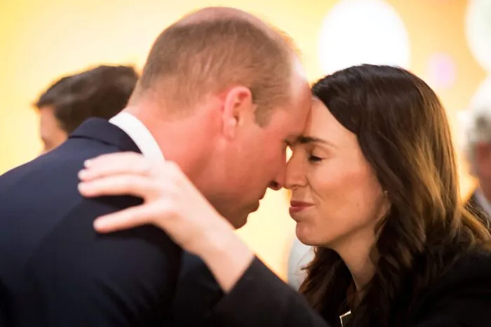 Empfangen wurde der britische Thronfolger natürlich von Neuseelands Regierungschefin Jacinda Ardern.