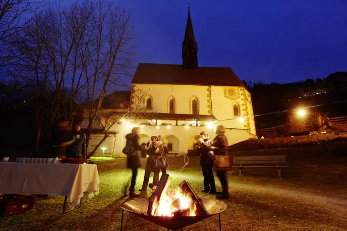 Gegenüber der Kirche St. Kathrein finden Konzerte statt