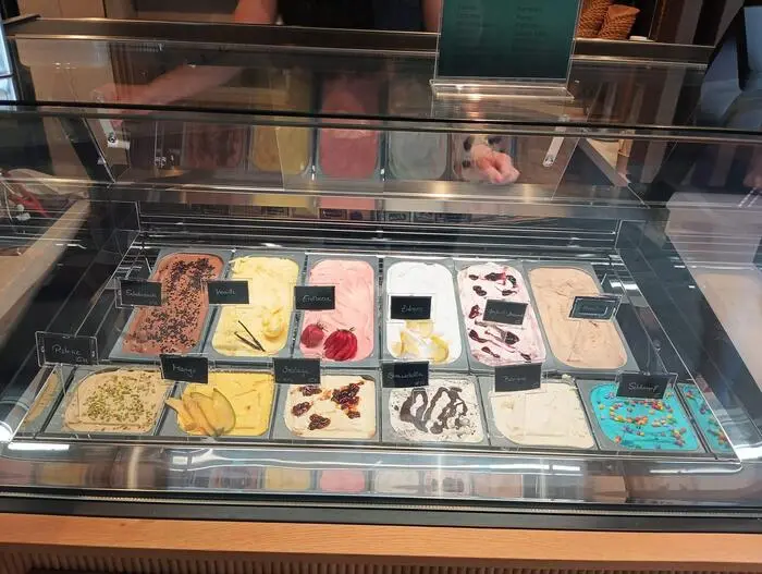Von Pistazie bis Malaga, von Stracciatella bis Erdbeere: Eine gut bestückte Eisvitrine mit Eis aus der Stanz
