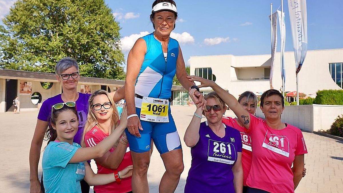 Heidi Semmlers Kolleginnen vom Lauftreff gratulieren