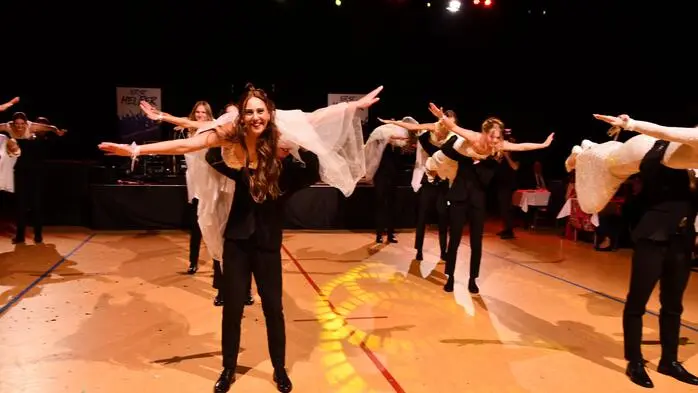 Gefeiert wurde am Samstag mit vielen Gästen der Maturaball der HLW Murau in der WM-Halle ganz nach dem Motto: „Hollywood – Glamour – mit Glanz und Eleganz zum letzten Tanz“.