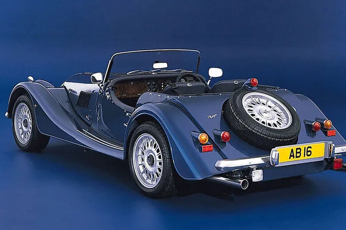 In die archaische Technik von 1935 pflanzte Morgan 1968 einen 3,5-Liter-V8 und hievte den Plus 8, der bis 2004 gebaut wurde, damit auf die Fahrleistungen von damaligen Supersportwagen.