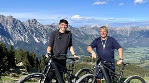 Nico Bauer (l.) übernahm heuer bereits die Geschäftsführung von Bauer Bikes, in etwa drei Monaten wird Gerhard Bauer (r.) in Pension gehen