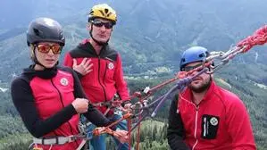 Carina Höfler (links) mit zwei ihrer Kollegen der Bergrettung