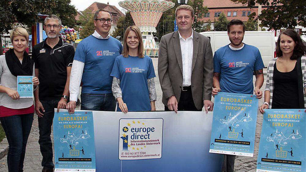 Das „Euro-Basket“-Organisationsteam präsentierte sich auf dem Fürstenfelder Hauptplatz