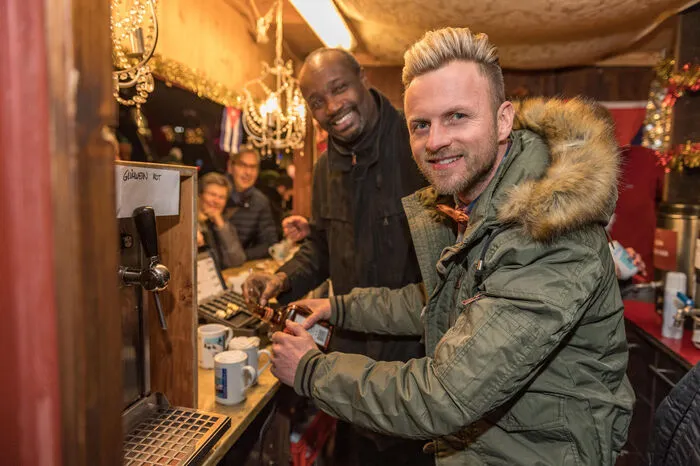 Fred Ohenhen und Willi Gabalier beim Ausschenken