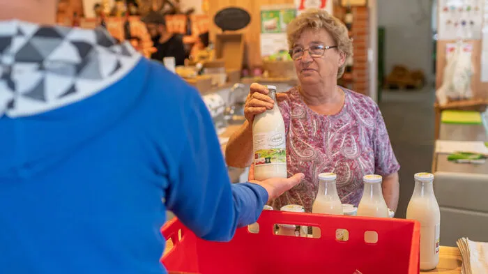 Der Großteil der bäuerlichen Lieferanten am GenussBauernhof Hillebrand hat bereits auf plastikfreie Verpackung umgestellt. Etwa die Weizer Schafbauern, die gerade eine Lieferung bei der Seniorchefin abgeben.