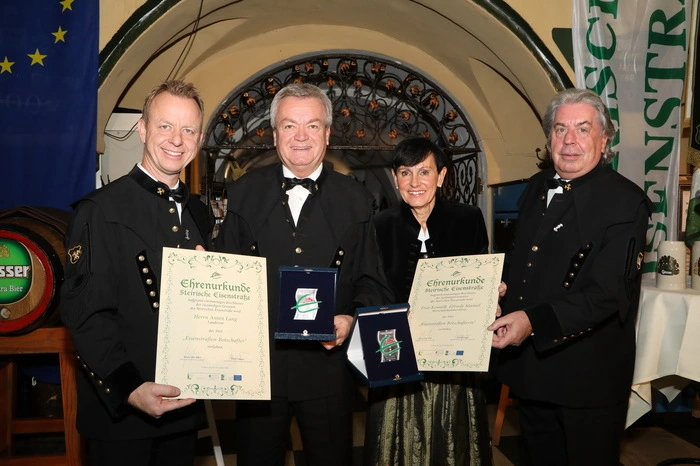 Elfriede Säumel, Unternehmerin und Wirtschaftskammer-Obfrau von Leoben, sowie Landesrat Anton Lang (2. v. l.) wurden zu Eisenstraßen-Botschaftern ernannt. Eisenstraßen-Obmann Mario Abl (l.) und Geschäftsführer Peter Cmager (r.)gratulierten.