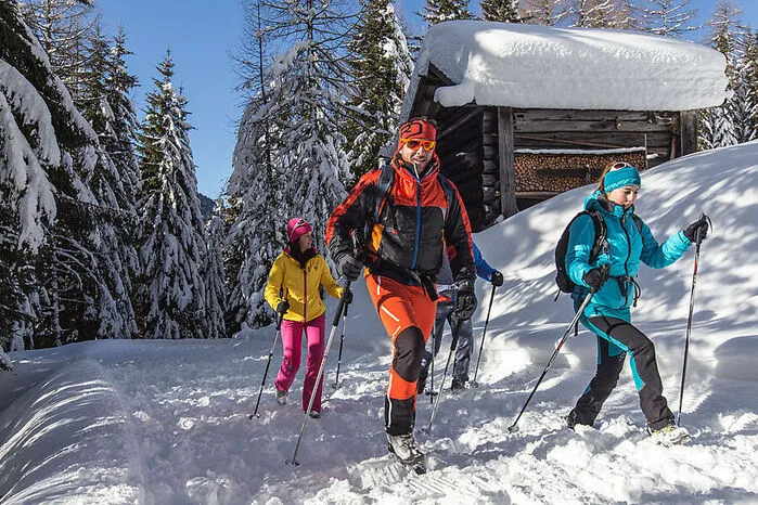 Osttirol. Das kleine Bergsteigerdorf Kartitsch liegt auf 1356 Metern Seehöhe und darf sich seit 2018 „erstes Winterwanderdorf Österreichs“ nennen. Winterwanderer können hier auf neun durchgängig präparierten und beschilderten Winterwanderwegen in die verschneite Landschaft Osttirols eintauchen.