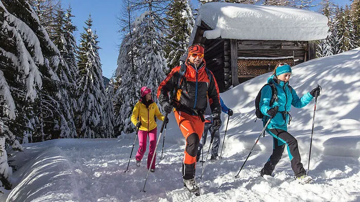 Kartitsch. Das kleine Bergsteigerdorf Kartitsch liegt auf 1356 Metern Seehöhe und darf sich seit 2018 „erstes Winterwanderdorf Österreichs“ nennen. Winterwanderer können hier auf neun durchgängig präparierten und beschilderten Winterwanderwegen in die verschneite Landschaft Osttirols eintauchen.
