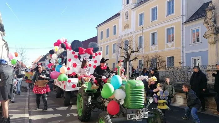 Der Marktplatz von Wildon war fest in der Hand der Faschingsnarren