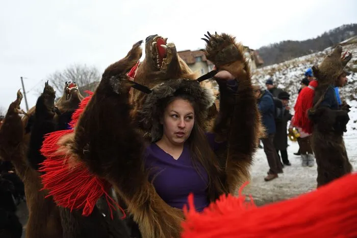Ursprünglich sollte der Tanz die Menschen vor den Einflüssen böser Geister schützen. Heute ist es natürlich vor allem Folklore.